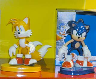 Sonic and Tails display figures